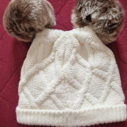 Cream knitted bobble hat NEW without tags 
Inside is lined
Size: 6-12mths

Buyer to collect from Haydock Area of St Helens WA11 

Cash only