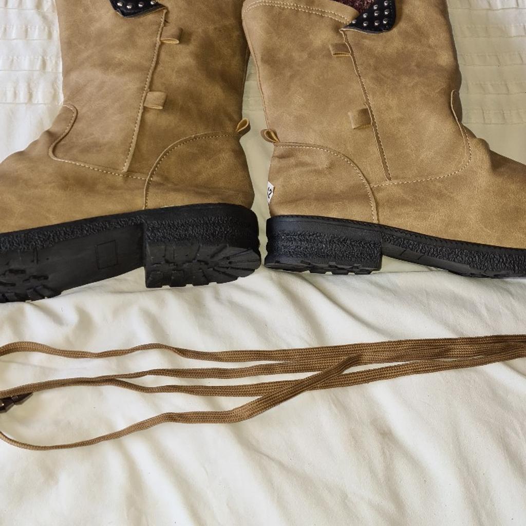 Snow Boots. Brown Suede Zips And Laces. Excellent Condition Uk8. 1st 2c Will Buy. See photos for condition size flaws materials etc. I can offer try before you buy option if you are local but if viewing on an auction site viewing STRICTLY prior to end of auction.  If you bid and win it's yours. Cash on collection or post at extra cost which is £4.55 Royal Mail 2nd class. I can offer free local delivery within five miles of my postcode which is LS104NF. Listed on five other sites so it may end abruptly. Don't be disappointed. Any questions please ask and I will answer asap.
Please check out my other items. I have hundreds of items for sale including bikes, men's, womens, and children's clothes. Trainers of all brands. Boots of all brands. Sandals of all brands.
There are over 50 bikes available and I sell on multiple sites so search bikes in Middleton west Yorkshire.