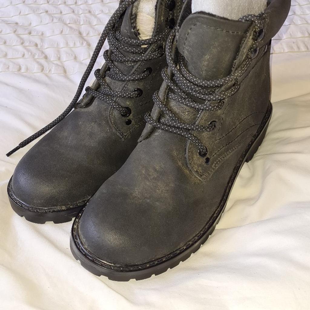 Call It Spring desert boots Bnws rrp £59. Dark grey mid ankle Uk5 1st 2c will buy. See photos for condition size flaws materials etc. I can offer try before you buy option if you are local but if viewing on an auction site viewing STRICTLY prior to end of auction.  If you bid and win it's yours. Cash on collection or post at extra cost which is £4.55 Royal Mail 2nd class. I can offer free local delivery within five miles of my postcode which is LS104NF. Listed on five other sites so it may end abruptly. Don't be disappointed. Any questions please ask and I will answer asap.
Please check out my other items. I have hundreds of items for sale including bikes, men's, womens, and children's clothes. Trainers of all brands. Boots of all brands. Sandals of all brands.
There are over 50 bikes available and I sell on multiple sites so search bikes in Middleton west Yorkshire.