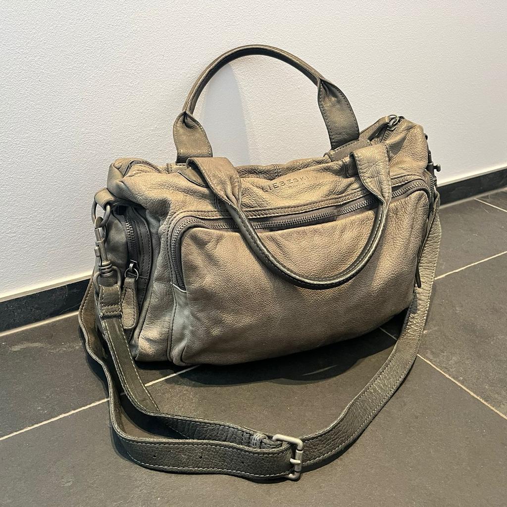 Handtasche Liebeskind Berlin
100 % Leder
Farbe: grau/blau
Nichtraucherhaushalt, gut gepflegt mit leichten Gebrauchsspuren