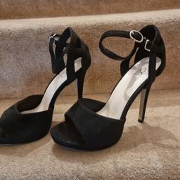 Stunning Black Velvet Heels With Ankle Straps
Brand New/Never Worn/Without Tags
From Chikme.
Size 7

Open to reasonable offers!