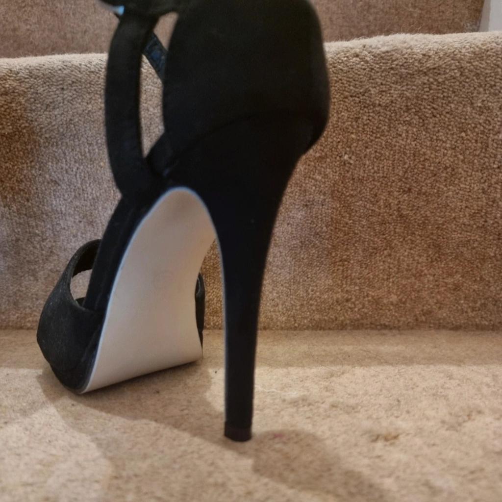 Stunning Black Velvet Heels With Ankle Straps
Brand New/Never Worn/Without Tags
From Chikme.
Size 7

Open to reasonable offers!
