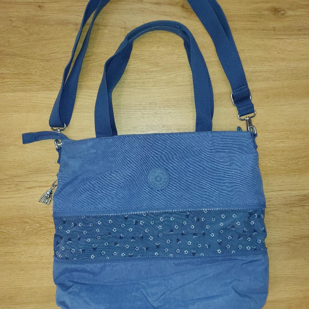 Kipling Damen Tasche in blau, wie NEU!
Die Tasche hat ein Zwischenfach um sie zu vergrößern.

Abholung in 2320 Schwechat, nach Absprache treffen in 1110 Wien Simmering oder Versand möglich!!!