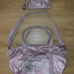 Kipling Damen Tasche inkl Geldbörse Set in rosa, wie NEU!

Abholung in 2320 Schwechat, nach Absprache treffen in 1110 Wien Simmering oder Versand möglich!!!