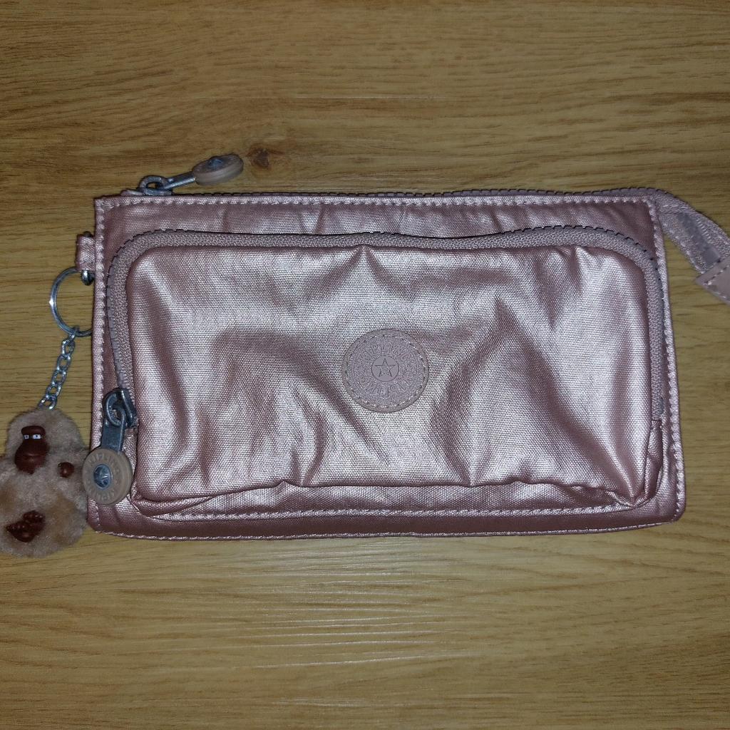 Kipling Damen Tasche inkl Geldbörse Set in rosa, wie NEU!

Abholung in 2320 Schwechat, nach Absprache treffen in 1110 Wien Simmering oder Versand möglich!!!