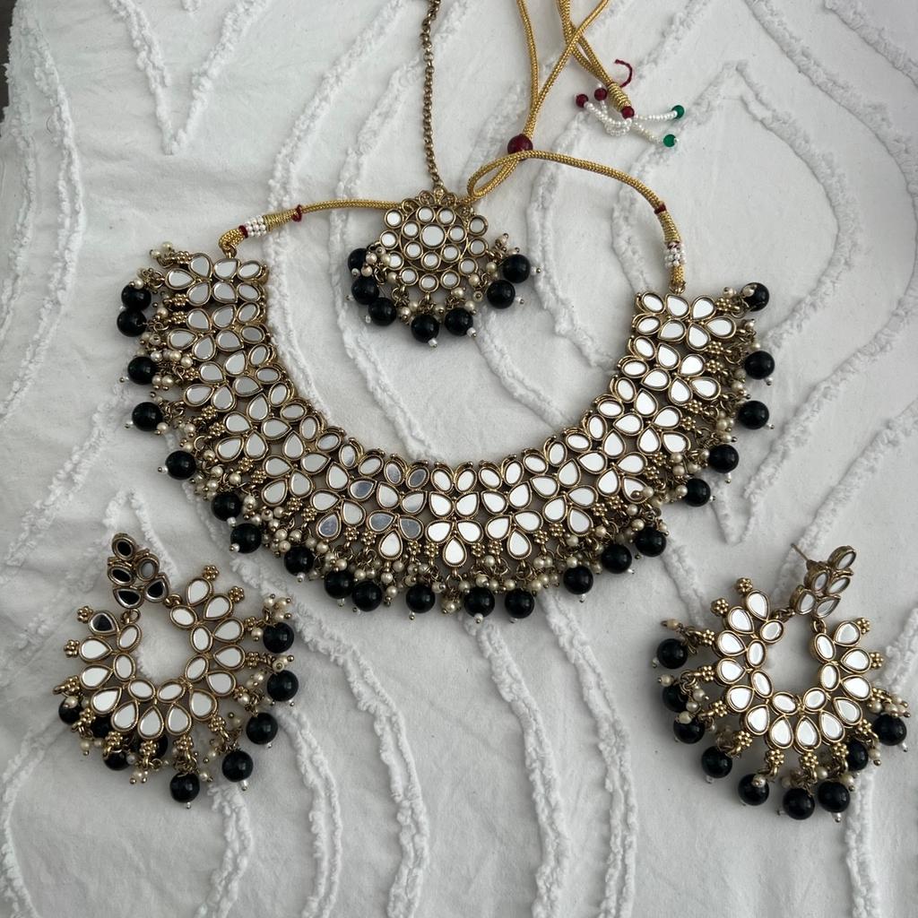 Mirrored choker style set.. with black beads.
Comes with a tika aswell.
Only worn for a couple of hours