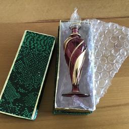 Neuer,unbenutzter Parfüm Flakon in rot/gold.
Inklusive Geschenkbox. 15 cm hoch.
Bei Kostenübernahme Versand möglich!