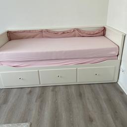 Zum Verkauf steht ein Ikea HEMNES Bett in einem sehr guten Zustand,nicht Raucher Haushalt und Tierfreier Haushalt. Das Bett wurde lediglich einige Male benutzt. Maße siehe Foto. (Wenn gewünscht mit 7 Zonen Matratzen 3 Monate alt +125€)