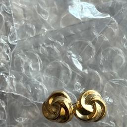9 CARAT GOLD -ROSE DESIGN EARRINGS BRAND NEW AND COMES IN WARREN JAMES GIFT POUCH