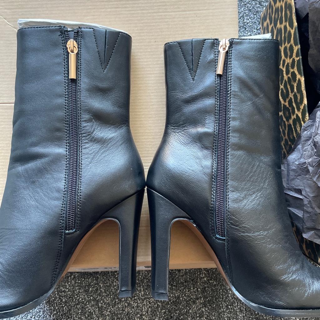 Black heeled River Island boots, size 6.
Heel height: 11cm
Boot height from heel to the top of boot: 27cm
These have never been worn out, BNIB.
Cost me £70. Box is ripped from how it’s been stored under my bed