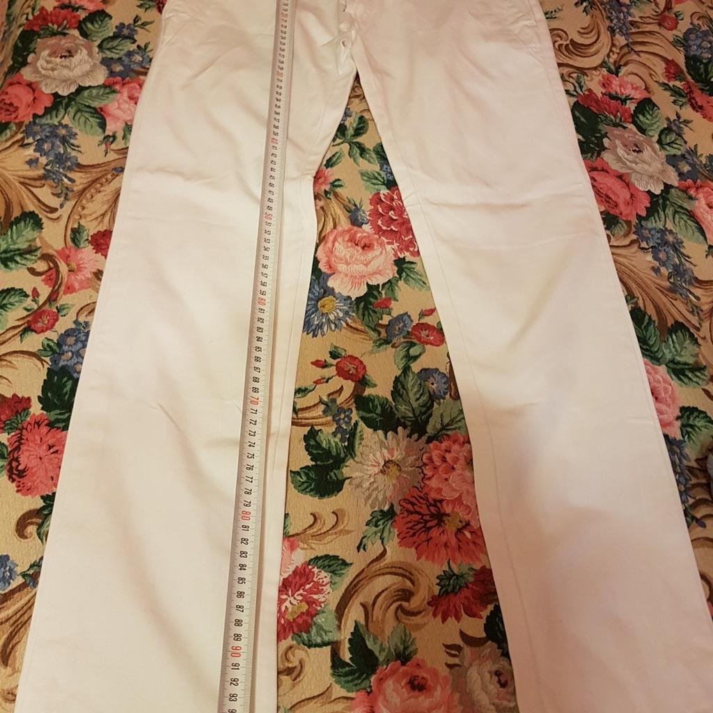 Jeans/ pantaloni firmati Miss Sixty tg.S, colore bianco, vita bassa, in 100% cotone. Usate, buoni condizioni, ma erano modificati un po', non si vede quando indossati. Made in Italy.
Vendo anche borsa, maglietta colore bianco nuova.
Guarda altri miei annunci e risparmia sulle spese di spedizione.
#pantalone #donna #ragazza #cotone #denim #jeans #bianco #MissSixty