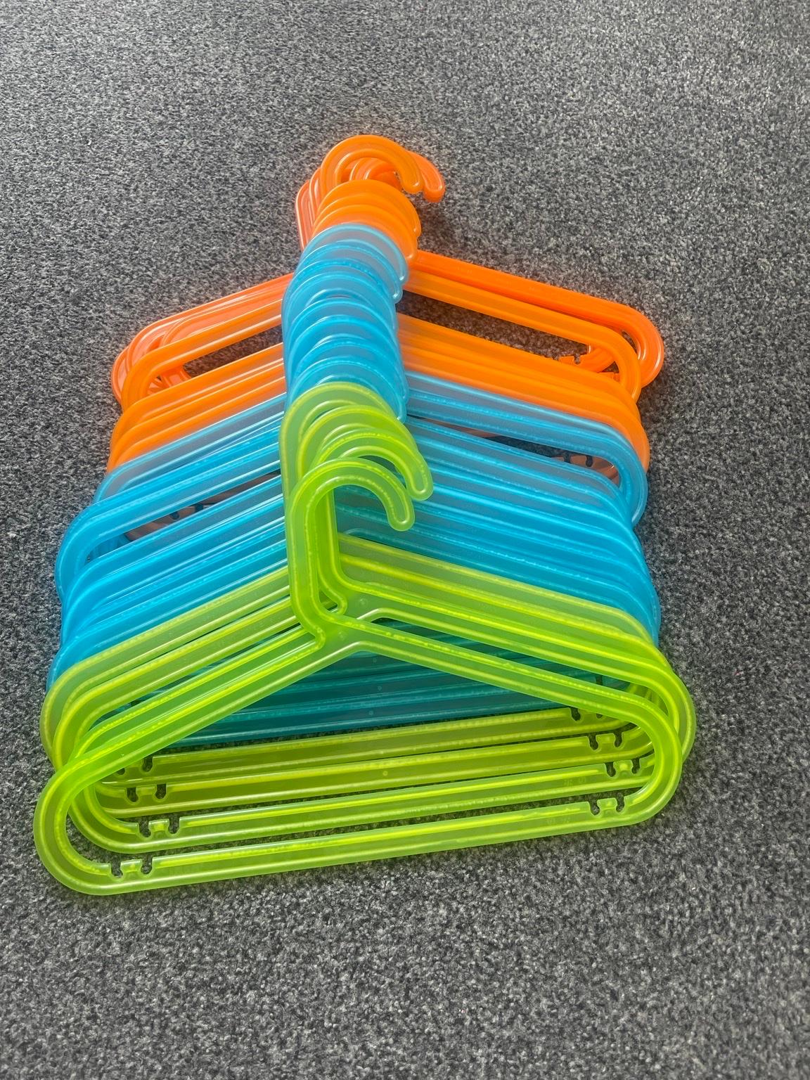 20 Plastic Hanger Clothes Hangers in SE15 London für 5,00 £ zum Verkauf