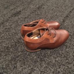Baby / Toddler Shoes , ( River island)
Narrow fitting, they are small , the picture makes them look bigger than they are , lovely shoes for any occasion.
Brand new ( never worn ) size 5 (£10)
Message me for details, Cash On Collection Only.