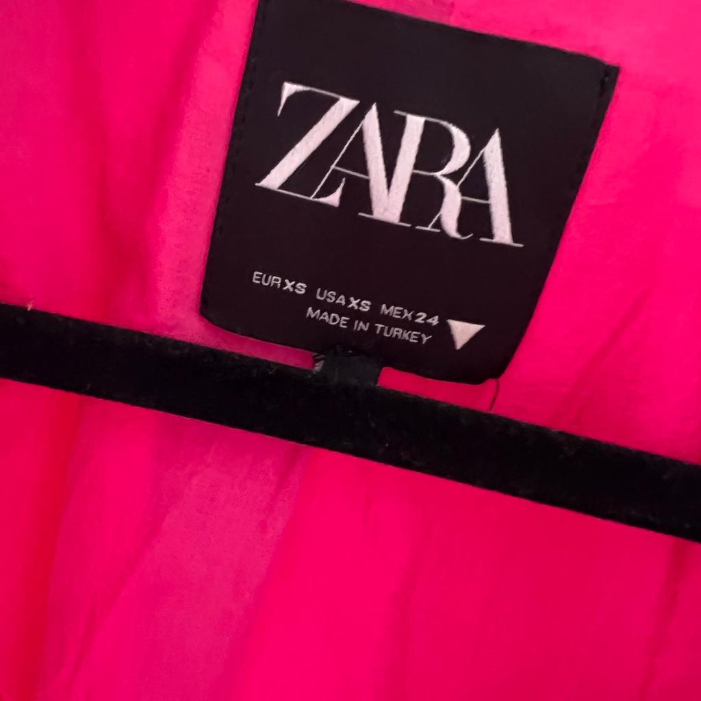 Kurzer Blazer von ZARA

Gr XS

Farbe: pink

Zustand neu mit Etikett

Np 49,95€

Versand möglich muss aber vom Käufer selbst übernommen werden