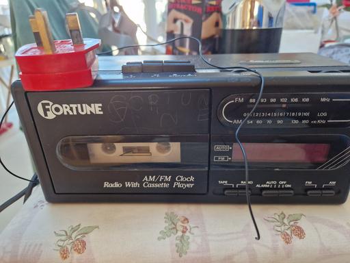 Buy & Sell Kingsbury North West London - Photos for Very old style Radio & cassette player.