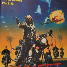 Zum Verkauf Steht die Tolle VHS + DVD-R:

Sunset Beat - Es ist Krieg in den Strassen von L.A.  VHS Rarität mit
 (George Clooney, Michael DeLuise) RCA Columbia Großbox uncut Video Hartbox

Sehr /Guter Zustand.
Zum Top-Preis !
