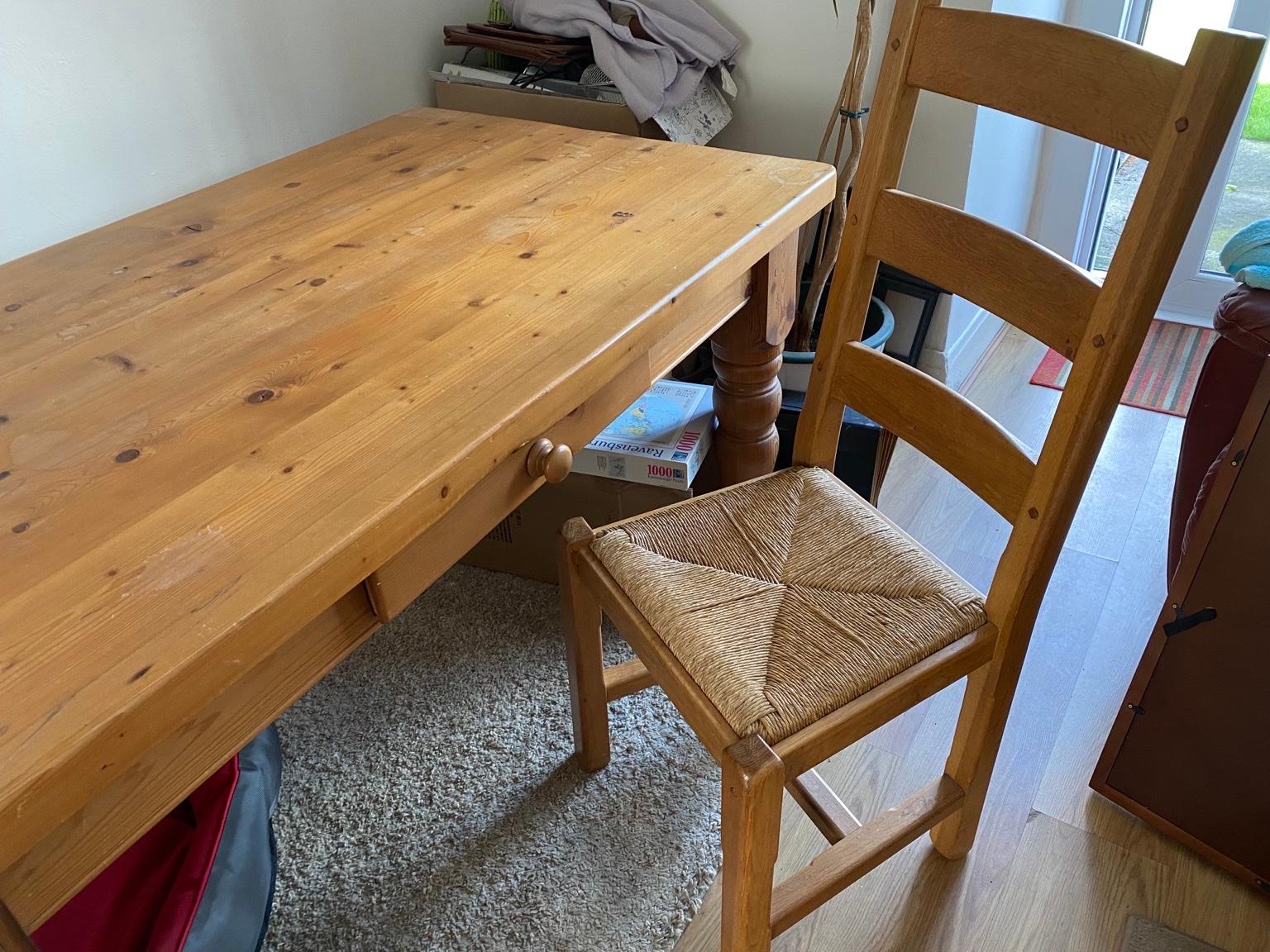 Antique pine table with 4 high back chairs in TS3 Middlesbrough für 120