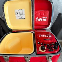 Eine Kühltasche mit Cd und Radio von Coca Cola. Ein Sammlerstücke das noch voll funktionstüchtig ist…