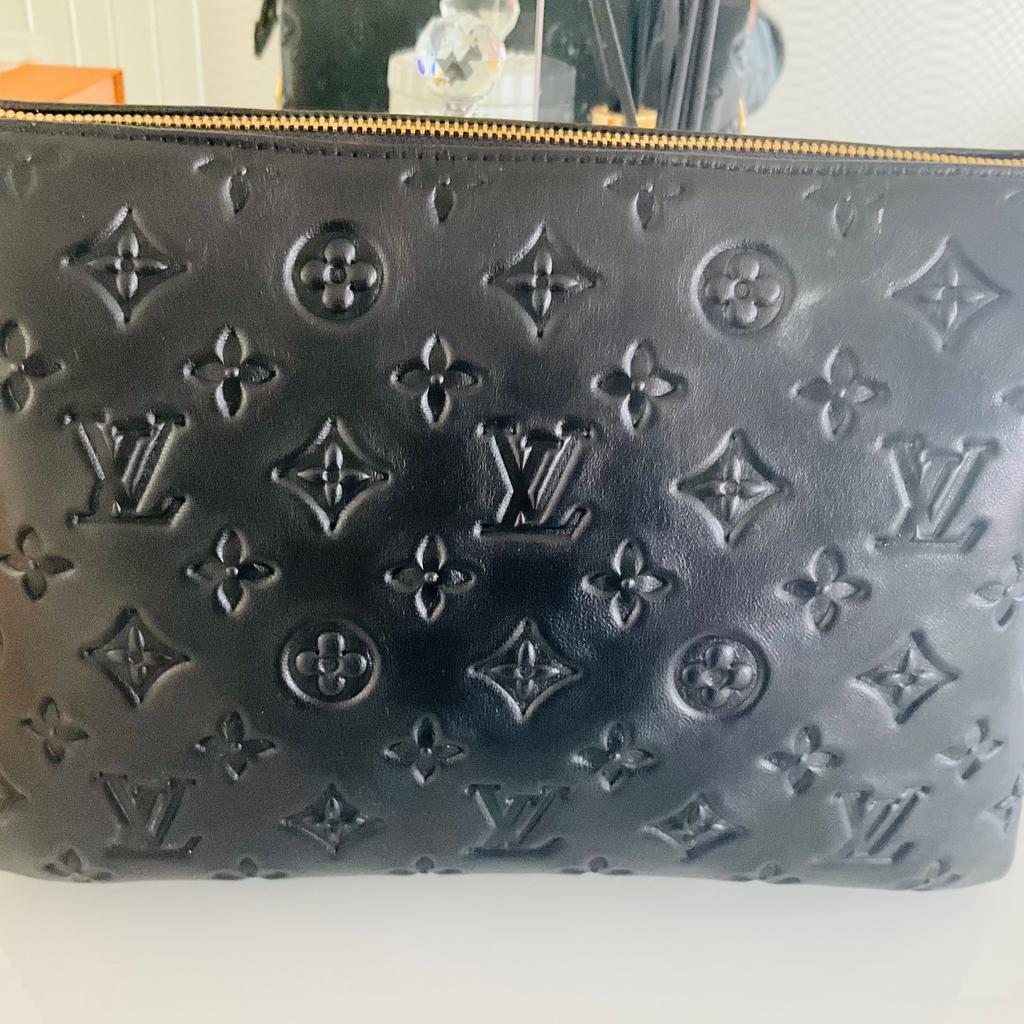 Stunning bag only used twice.
No marks or scratches.
Please be aware the crossbody strap is broken.
All offers considered.
£10 Postage