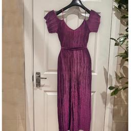 Topshop ribbed wide leg velvet jumpsuit
Excellent condition
Size: 6 Small with stretch
Cold shoulder
Belt
Model wears the same 
From pet and smoke free home