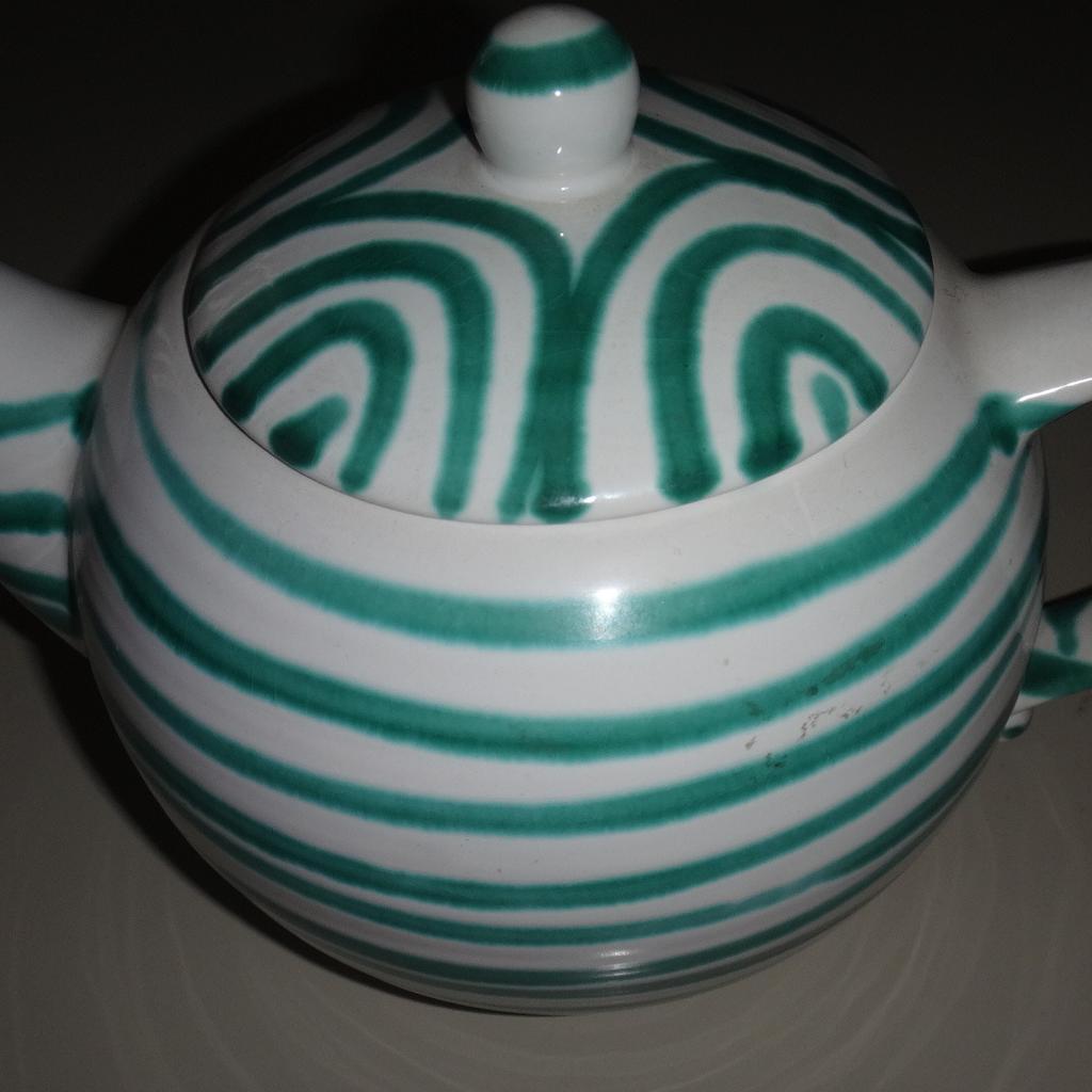 Teekanne von Gmundner Keramik – grüngeflammt – 1,5 l – NP über 100 €

Nie benützt
Porto 5,10 €