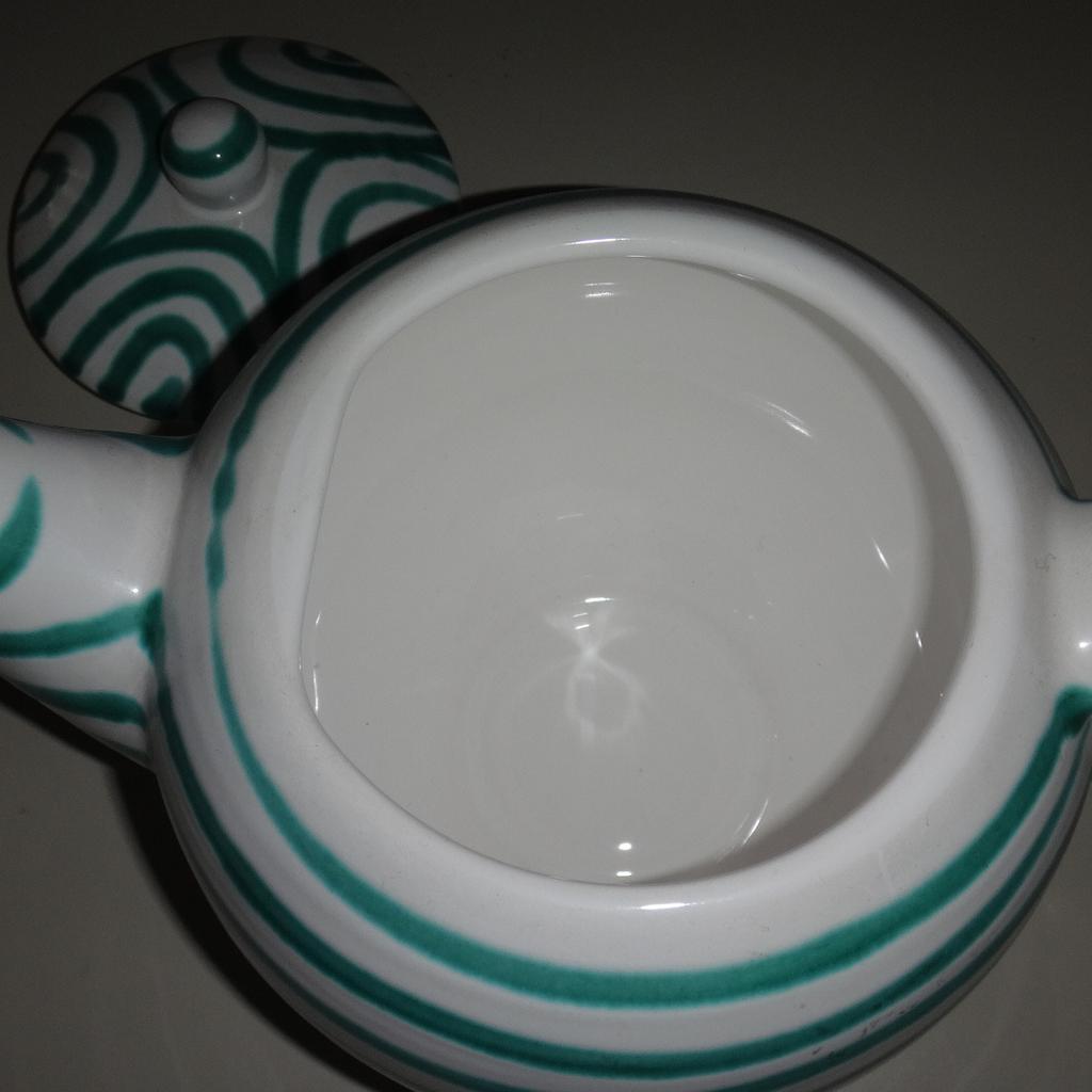 Teekanne von Gmundner Keramik – grüngeflammt – 1,5 l – NP über 100 €

Nie benützt
Porto 5,10 €