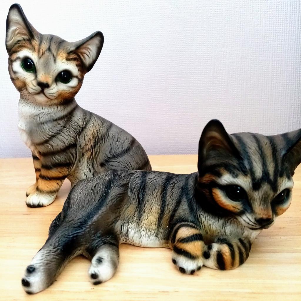 JK Pottery Vintage Beautiful Taby Kittens X2.

Pair of cute hand painted Tabby kitten figures with green eyes.

1 marked JK Pottery and numbered

The other just says made in Japan

Both in excellent condition with no chips or Marks.

Please see photos as to condition.