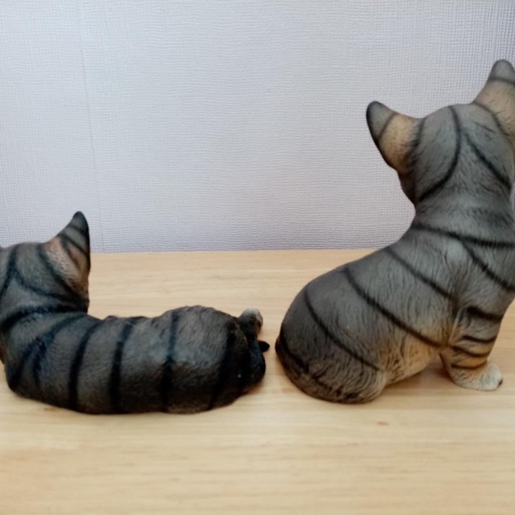 JK Pottery Vintage Beautiful Taby Kittens X2.

Pair of cute hand painted Tabby kitten figures with green eyes.

1 marked JK Pottery and numbered

The other just says made in Japan

Both in excellent condition with no chips or Marks.

Please see photos as to condition.