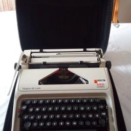 Schreibmaschine "Regina de Luxe" der Marke AEG Olympia, inkl. schwarzem "Koffer" zum Verräumen
kein Versand