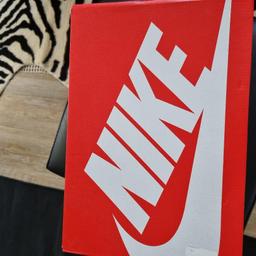 verkaufe einen Herren Nike Sportschuh, wurde nur einmal getragen, ist noch fast neu,Textil im Obermaterial, Überzüge aus Leder und Synthetik, Schaumstoff-Mittelsohle, Gummi-Außensohle, 
Neupreis ca. 120,00€!!