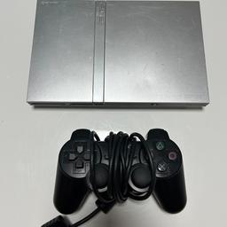 Ich verkaufe eine Silber Sony PlayStation 2 Slim PS2 + 1 Controller + 1 Spiel. Die Konsole funktioniert einwandfrei sowie der Controller. Es sind alle Kabel inkludiert, sowie 1 Spiel und eine Memory Card.