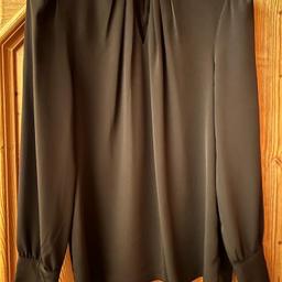 wunderschöne Bluse
Farbe: schwarz
Marke: Dorothy Perkins
knitterarm
gebraucht
Grösse: 36
Privatverkauf, daher keine Garantie, Umtausch oder Rücksendung

am Ärmel hat es einen kleinen Schönheitsfehler (siehe Foto)