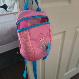 Hardly been used lovely harness backpack with adult handle.
Cute mermaid design