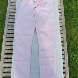Ich verkaufe eine rosafarbene Levi's Jeans Modell 501. Die Farbe ist so wie so ein verwaschenes Rosa. Dieses Modell hat unten ein paar Fransen Größe W26 L30. Die Hose ist in einem sehr guten Zustand, da sie nur 1 mal getragen wurde.

Preis zzgl. Versandkosten

Privatverkauf, daher keine Garantie, keine Rücknahme, keine Gewährleistung.