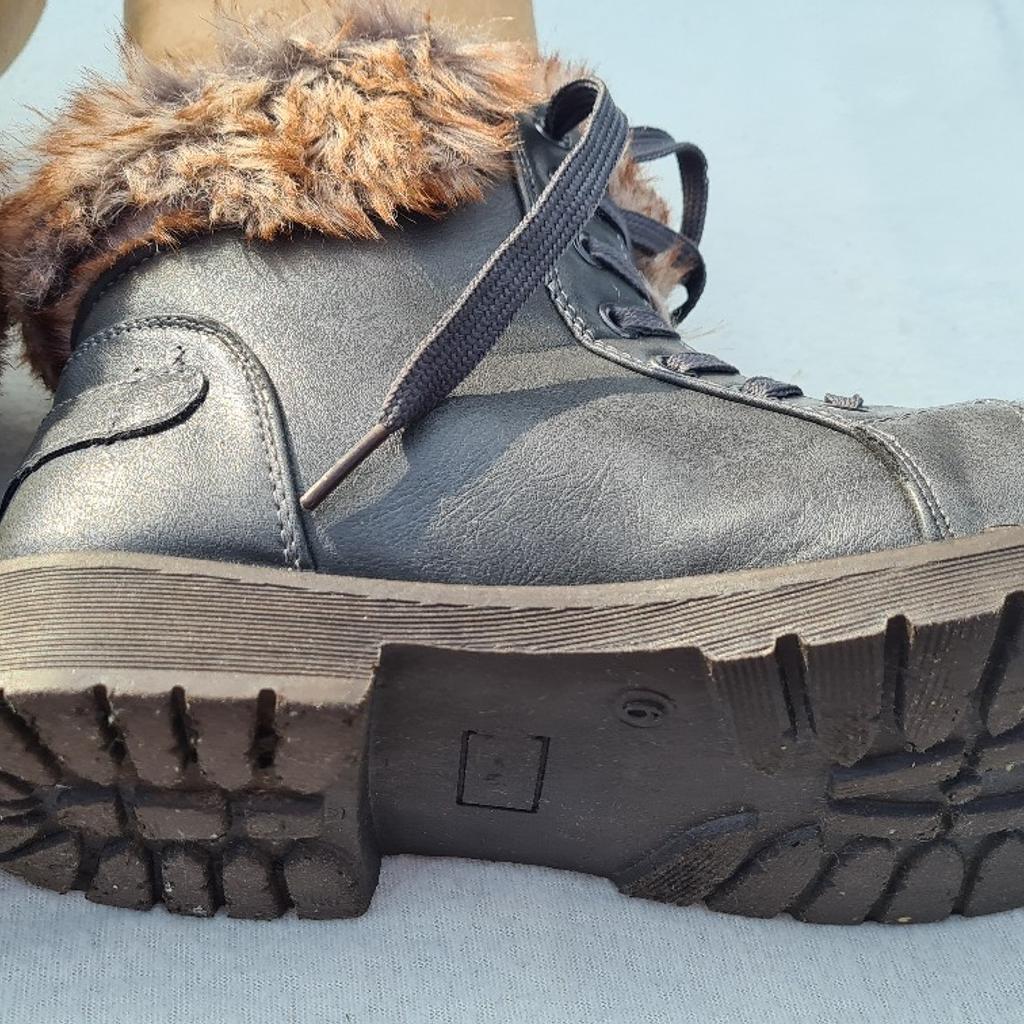 Snow boots. Faux fur lined. Grey leather. Uk6. Uber Comfy. Rear buckle. 1st 2c will buy. See photos for condition size flaws materials etc. I can offer try before you buy option if you are local but if viewing on an auction site viewing STRICTLY prior to end of auction.  If you bid and win it's yours. Cash on collection or post at extra cost which is £4.55 Royal Mail 2nd class. I can offer free local delivery within five miles of my postcode which is LS104NF. Listed on five other sites so it may end abruptly. Don't be disappointed. Any questions please ask and I will answer asap.
Please check out my other items. I have hundreds of items for sale including bikes, men's, womens, and children's clothes. Trainers of all brands. Boots of all brands. Sandals of all brands.
There are over 50 bikes available and I sell on multiple sites so search bikes in Middleton west Yorkshire.