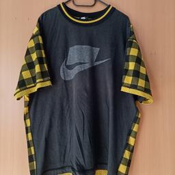 Herren T-Shirt
Größe L
Marke Nike
in den Farben schwarz, grau und gelb
auf der Rückseite kariertes Muster