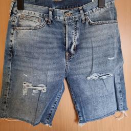 Verkaufe hier ein H&M Ripped Jeans Shorts Gr.31.  Wurde ein paar mal getragen und ist in einem einwandfreien Zustand.
Versandkosten extra