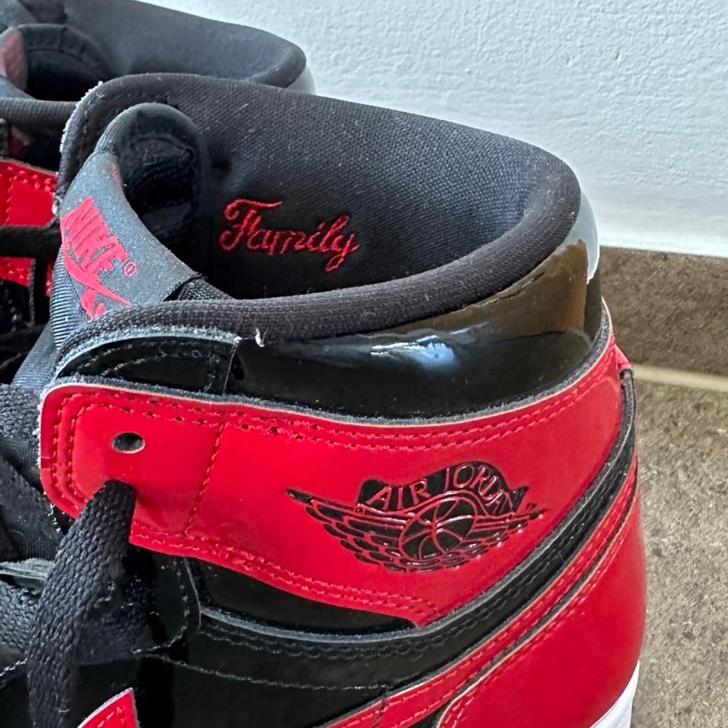 Ich verkaufe hier meine Jordan 1 High OG Patent Bred Sneaker in Größe 44.5 (10.5 US).
Der Schuh kommt in seiner Originalverpackung und ein Paar roten Schnürsenkeln.
Der Zustand ist wie neu, habe die Schuhe selber kaum getragen.
