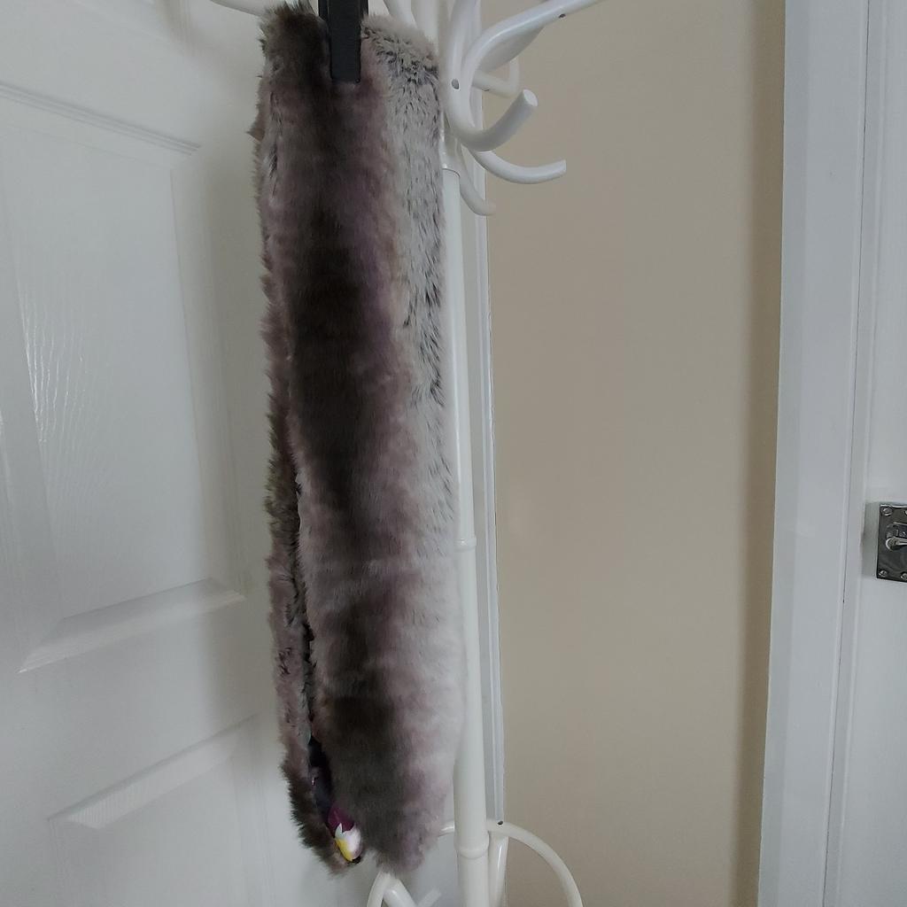 Fur Collar “Billy Bag” London

 Faux Fur Scarf

 With Bright Satin

Print Lining Grey Colour

 New Without Tags

Actual size: cm

Length: 74 cm

Width: 14 cm – centre

Width: 10 cm (narrows at the ends down to 10 cm)