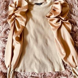 New Look Cameo Rose Beige/Gold Peplum Top Small.
UK 8/10 - dimensions: W 13 inches L 19.25 inches approx.
Looks lovely with jeans/trousers.
Please note the pull shown in the past two photos.
COLLECT SHILDON OR CAN POST FOR £3 BT!
