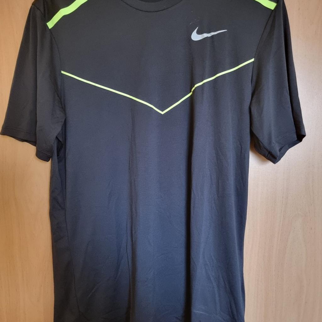 Verkaufe hier ein Nike Running Dri-Fit Shirt Gr. M in schwarz. Wurde ein paar mal getragen und ist in einem einwandfreien Zustand.
Versandkosten extra