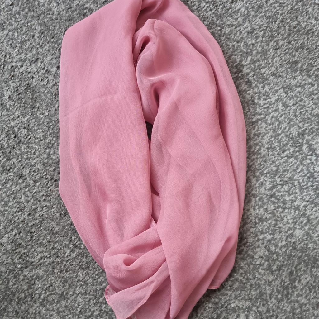 Add a touch of elegance to your outfit with this stunning chiffon silk scarf by Signare. This rectangular scarf features a delightful dusky pink colour that is perfect for any season, whether it's spring, summer, or autumn. The fabric type is chiffon, which makes it light and airy, perfect for any occasion.

This scarf is perfect for women who love to accessorize. It's suitable for any outfit and can be worn in different ways, giving you the freedom to style it as you please. Whether you're going to a party, a wedding, or just a casual day out with friends, this scarf will elevate your fashion game.