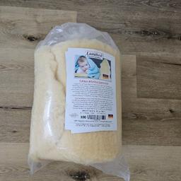Wir verkaufen dieses wunderschöne Merino-Lammfell. Es ist unbenutzt / noch verpackt. Neupreis lag bei 90 Euro!
