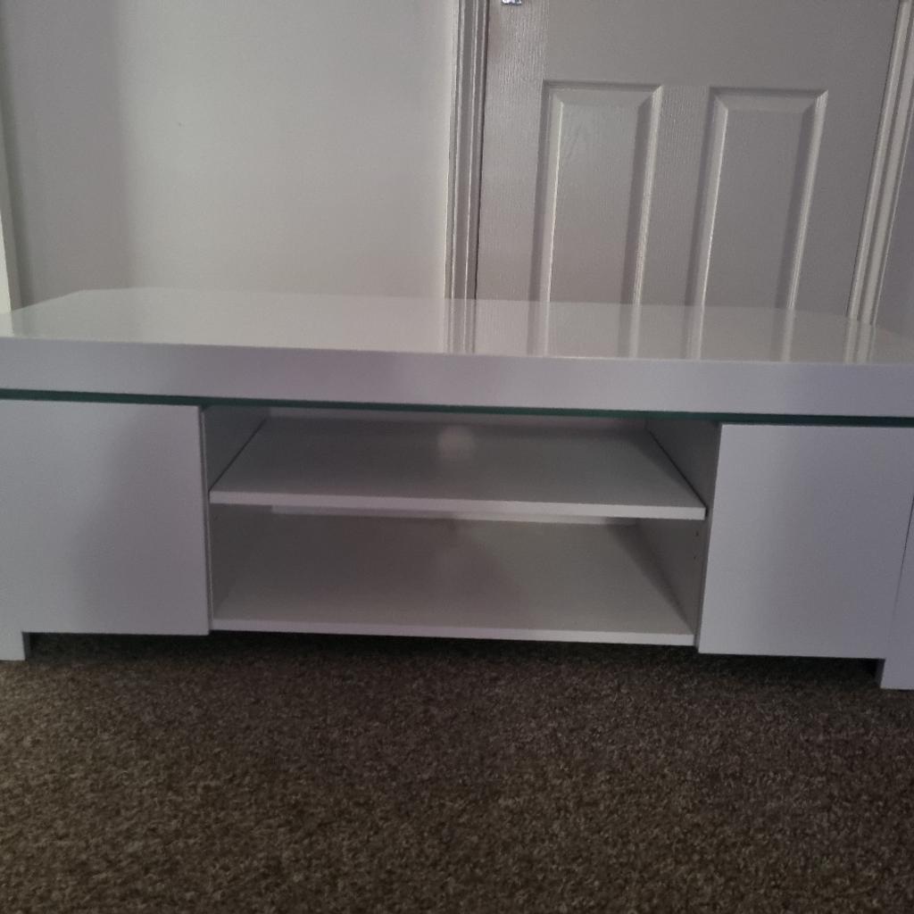 Atlantic Gloss Corner TV Unit with LED Lights in B63 Dudley für £ 80,00