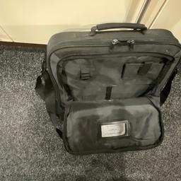 Used: targus laptop travel shoulder bag good condition 
Collection le5