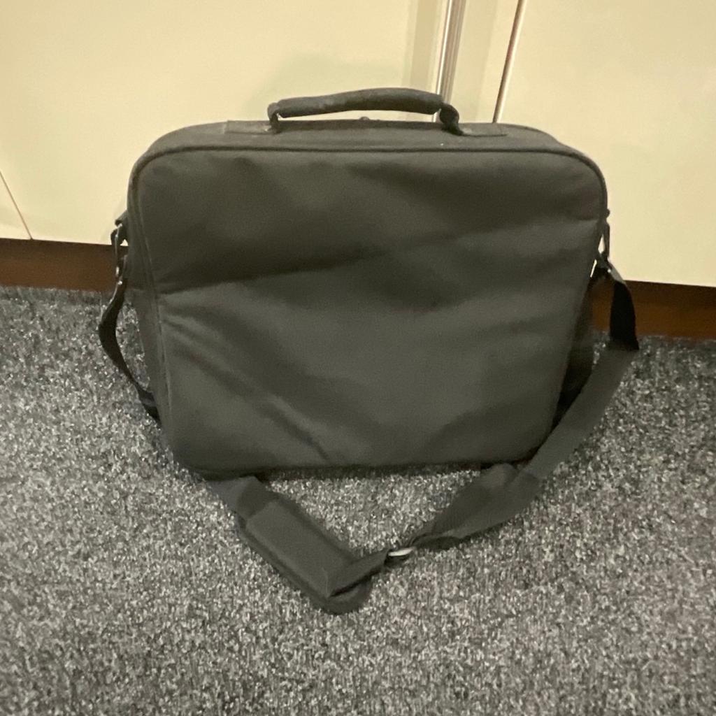 Used: targus laptop travel shoulder bag good condition
Collection le5