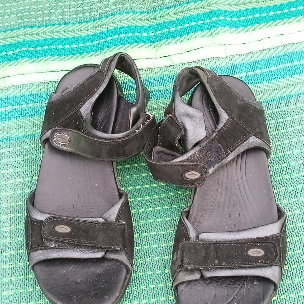 Clarks Ladies sandals size 4 but need to double check.
Functional as still have plenty of usage left, as left in storage too long, but are very comfortable as expected from Clarks.

Adjustable velcro straps to suit your needs.