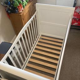 Lovely white cot bed a few minor scratches comes with all the screws easy to put together