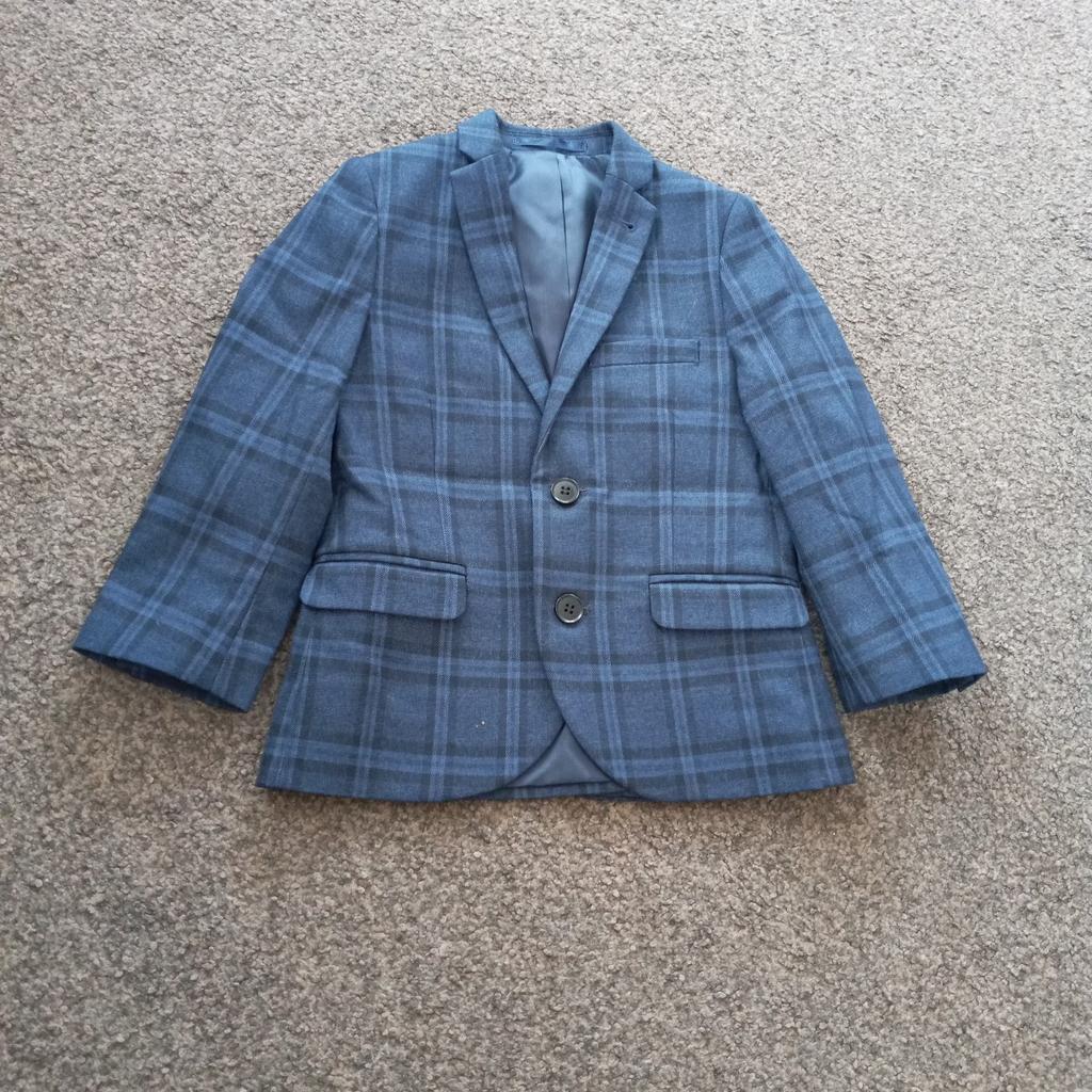 Boys next blue chequered blazer. Size 3 years. Been worn once for few hours. In very good condition like new.

All offers considered