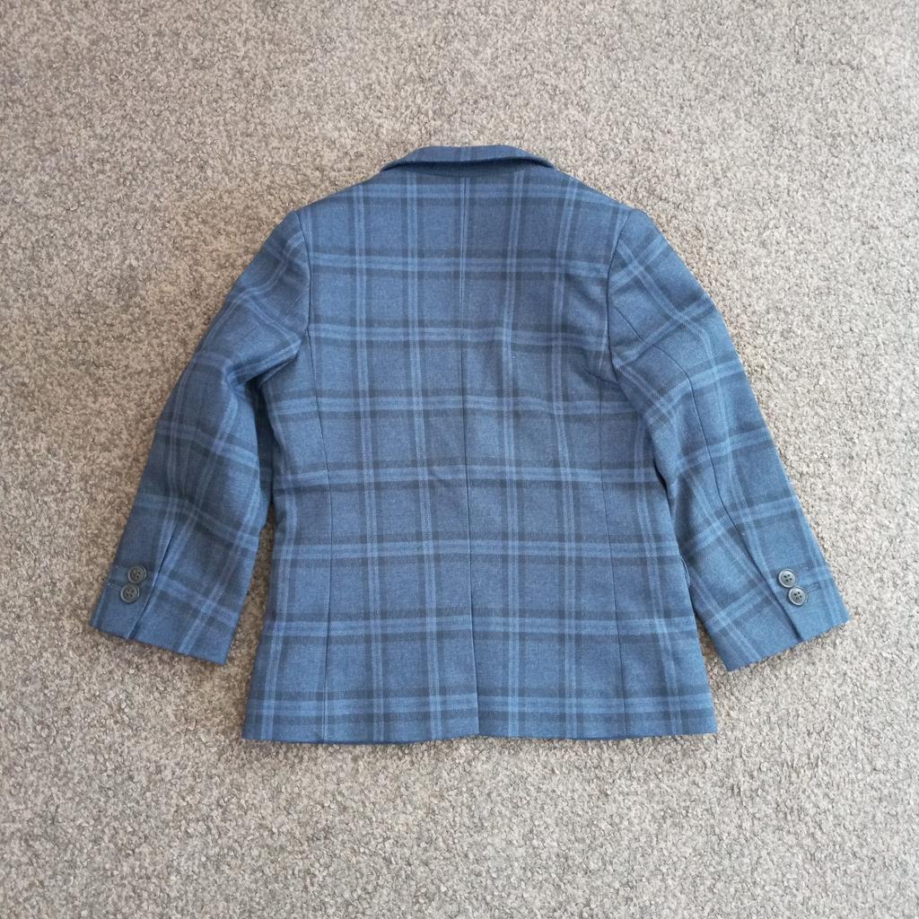 Boys next blue chequered blazer. Size 3 years. Been worn once for few hours. In very good condition like new.

All offers considered